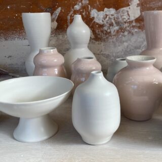 I made some footed bowls for the Continuum exhibition @sarahwisemangallery after seeing Sarah Spackman’s painting of pears in a bowl 🍐 🍐 🍐 

The exhibition in on in Summertown, Oxford until 23 May.