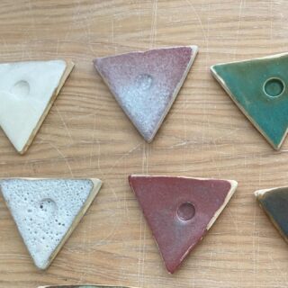 Some interesting results from the glaze workshop @eltallerdeceramica.artcentre . The combination of rutile and silicon carbide makes craters in a barium matt glaze but not in a calcium glossy glaze. The bubbles smooth out in the glossy glaze. It was supposed to be a calcium matt but it’s on the borderline between matt and glossy (alumina:silica 1:5.35) so this time it came out glossy.

The silicon carbide also causes reduction, even in an oxidation firing, which made a copper red barium matt glaze and a glossy celadon calcium glaze. Rutile is 90% titanium dioxide, 10% iron oxide. The titanium prevents reduction of the iron oxide by oxidising the silicon carbide to make silicon dioxide and carbon dioxide gas.

Barium glaze with rutile 2, silicon carbide 2 and copper oxide 2. Second row: 50:50 combination of the first row.

Calcium glaze with chromium 0.5, silicon carbide 2 and rutile 2.

#siliconcarbide #rutile #craterglaze #reduction #cone9