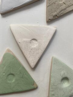 I’m back at @eltallerdeceramica.artcentre in Churriana, Malaga teaching a glaze workshop on special effects including crawl, crackle, crystal, crater and oilspot. The tests are now being fired in the gas kiln.