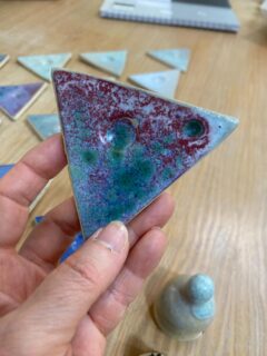 Some great results from the firing @eltallerdeceramica.artcentre . We got some copper reds and celadons using silicon carbide, as well as lava, crawl glazes and oilspot. Thank you Tania and MariAngeles for hosting the workshop.