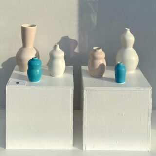 Looking back to the Continuum exhibition in Oxford in May. There are still some of my pots available from @sarahwisemangallery in Oxford (all the turquoise ones have sold). The white, pink and grey vases are in the current summer exhibition and also available in the online shop at wisegal.com