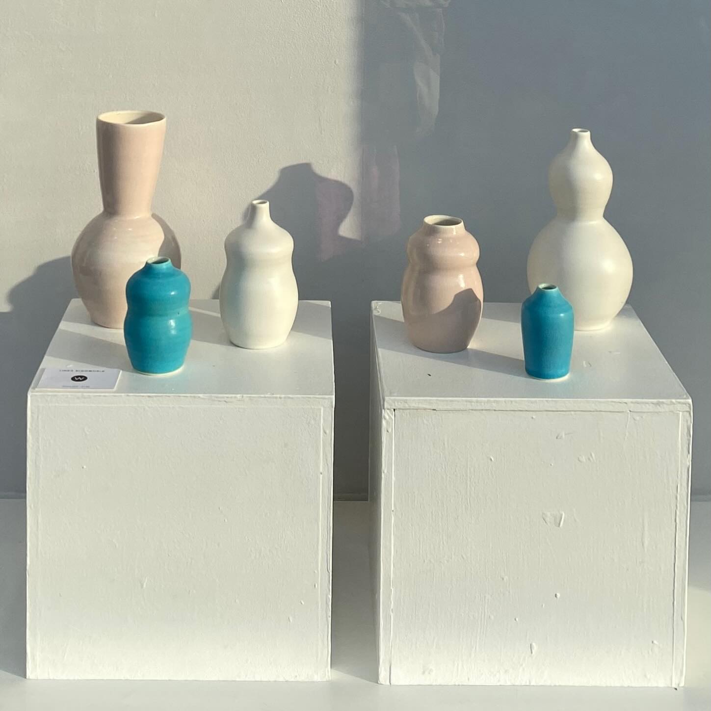 Looking back to the Continuum exhibition in Oxford in May. There are still some of my pots available from @sarahwisemangallery in Oxford (all the turquoise ones have sold). The white, pink and grey vases are in the current summer exhibition and also available in the online shop at wisegal.com