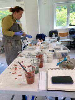 On the third day of our workshop with @swansonstudii @guldagergaard_claytopia I took the lead and we made various glazes, ash glaze, iron red, oilspot, lava and lichen, adjusting the alumina and silica to see how they affected the texture and colour of the glaze.

The glazes we made from local clays yesterday were fired to cone 6 and we saw the fired results this afternoon, with the iron in the clay producing a range of ochre yellows and red-browns.